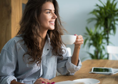 A Simplicidade de um Café Compartilhado em Silêncio